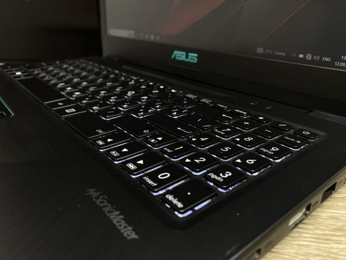 Ноутбук Asus i5-8250U 8Gb 512 SSD 1Tb HDD GTX 1050 Б/В