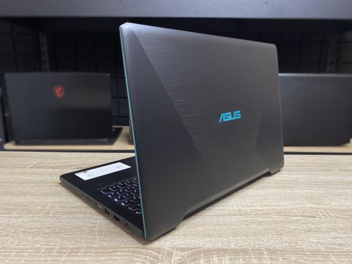 Ноутбук Asus i5-8250U 8Gb 512 SSD 1Tb HDD GTX 1050 Б/В