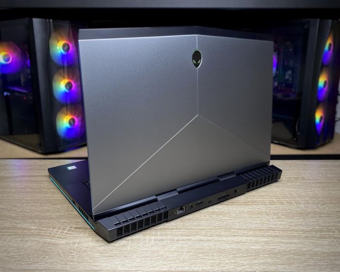 Ноутбук Dell ALIENWARE I7-7700HQ 32Gb 1Tb SSD 1Tb HDD GTX1070 Б/В