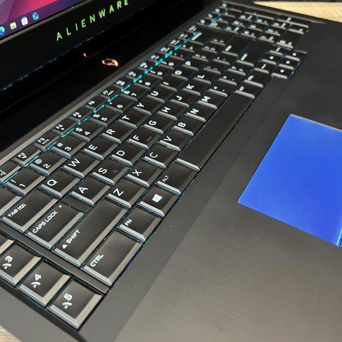 Ноутбук Dell Alienware 17.3" i7-7700HQ/32GB/128SSD+1TBHDD/GTX1070-8GB Б/В