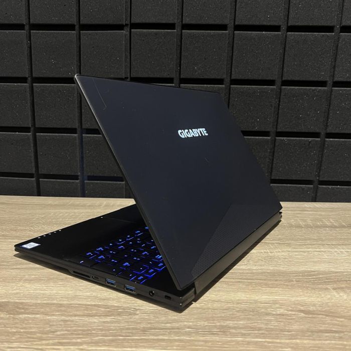 Ноутбук Gigabyte Aero 15 144Hz i7-8750H/16GB/512SSD/GTX1070MaxQ-8GB Б/В