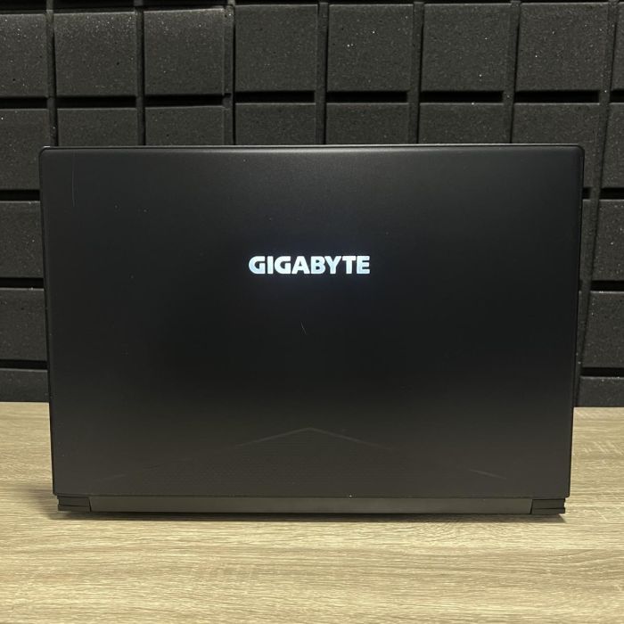 Ноутбук Gigabyte Aero 15 144Hz i7-8750H/16GB/512SSD/GTX1070MaxQ-8GB Б/В