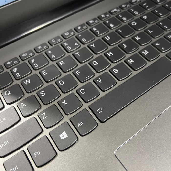 Ноутбук Lenovo IdeaPad 520-15IKB i5-7200U/8GB/240SSD/940MX-2GB Б/В