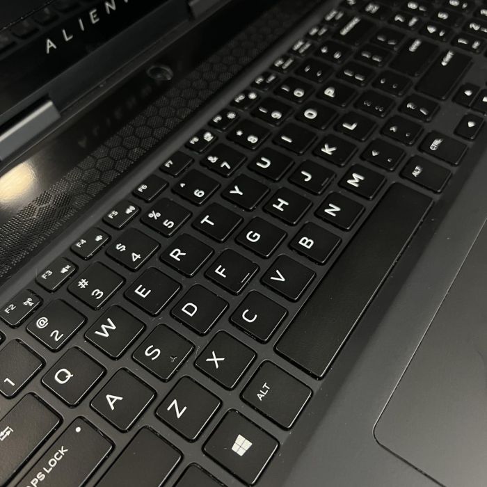 Ноутбук Dell Alienware m15 144Hz i7-8750H/16GB/512SSD/RTX2060-6GB Б/В