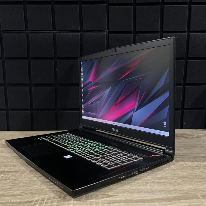 Ноутбук MSI GS73VR 17" I7-7700HQ/20GB/256SSD+500HDD/GTX1070MQ-8GB Б/В
