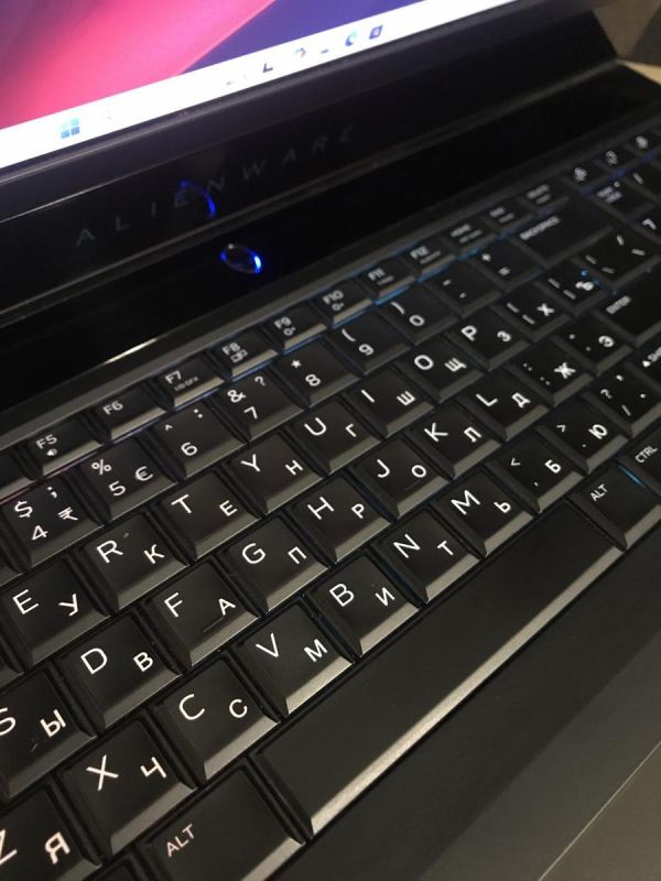 Ноутбук DELL Alienware 17 R4 17" i7-7700HQ/16GB/128SSD+1TBHDD/GTX1070-8GB Б/В