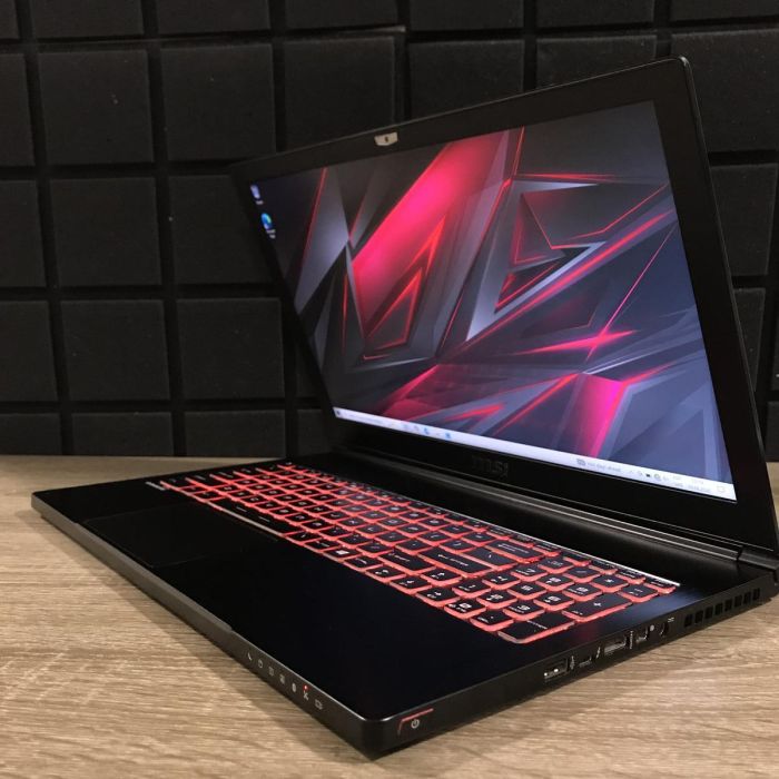 Ноутбук MSI GS63VR 7RF I7-7700HQ/16GB/256SSD+1TBHDD/GTX1060-6GB Б/В