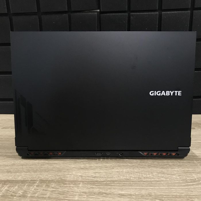 Ноутбук Gigabyte G5 KF5 144Hz i7-13620H/16GB/1TBSSD/RTX4060-8GB Б/В