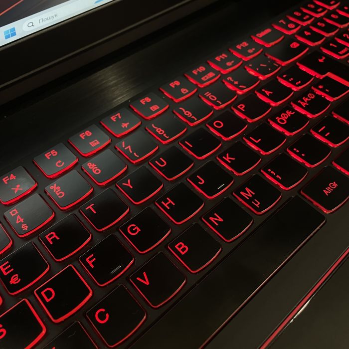Ноутбук Lenovo Y520-15IKBN i5-7300HQ/16GB/256SSD/GTX1050-2GB Б/В