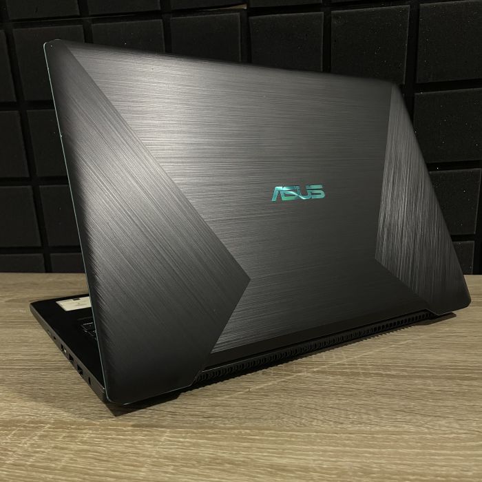 Ноутбук Asus VivoBook R570ZD Ryzen 5 2500U/12GB/512SSD/GTX1050-2GB Б/В