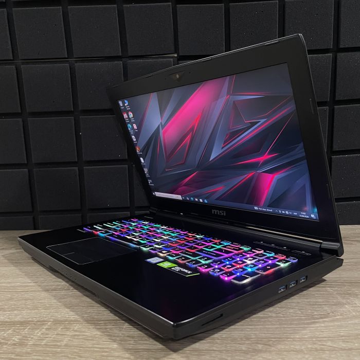 Ноутбук MSI GT63 Titan 8RF 120HZ I7-8750H/16GB/256SSD/GTX1070-8GB Б/В