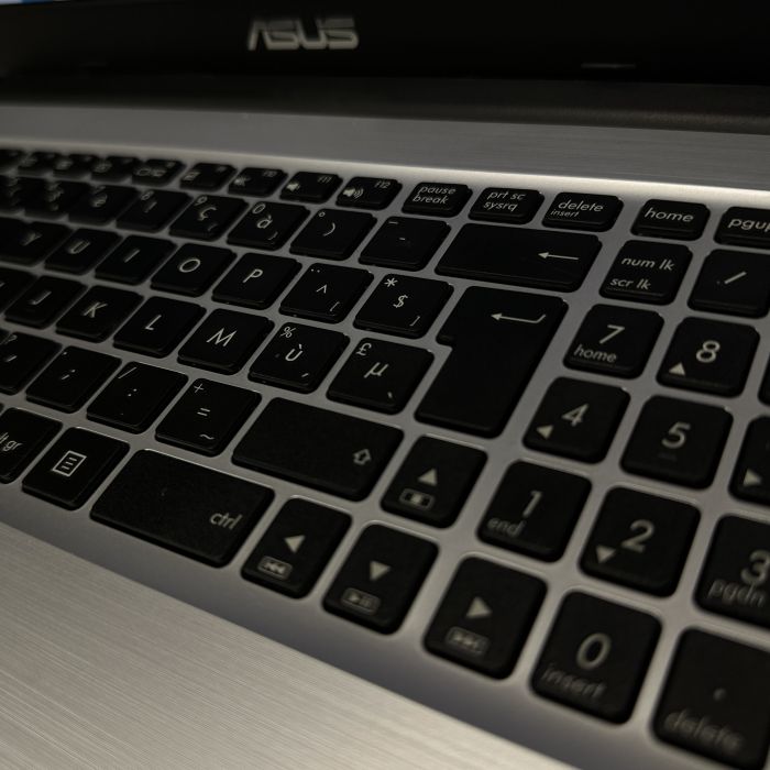 Ноутбук Asus A556U i7-7500U 16Gb 240Gb SSD 940MX Б/В