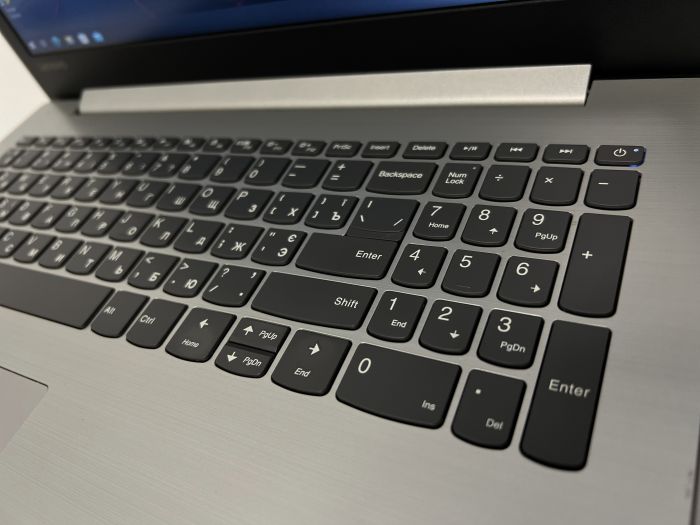 Ігровий ноутбук Lenovo IdeaPad 330-15IKB i5-7200U 8Gb 120Gb SSD 1Tb HDD Nvidia MX130