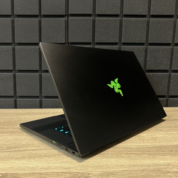 Ноутбук Razer Blade 144Hz i7-8750H/16GB/512SSD/GTX1070-8GB Б/В