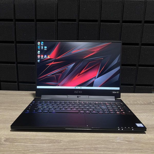 Ноутбук Gigabyte Aero 15 144Hz i7-8750H/16GB/512SSD/GTX1070MaxQ-8GB Б/В