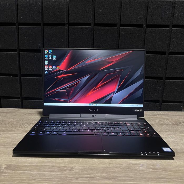 Ноутбук Gigabyte Aero 15 144Hz i7-8750H/16GB/512SSD/GTX1070MaxQ-8GB Б/В