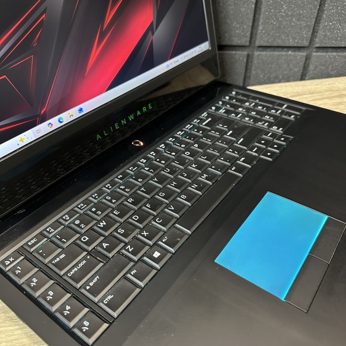 Ноутбук Dell Alienware 17 R4 i7-7700HQ/16Gb/512SSD/Nvidia GTX1070-8Gb Б/В
