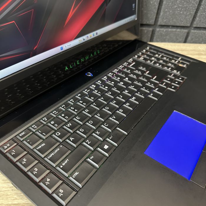 Ноутбук Dell Alienware 17 R4 i7-6700HQ/16Gb/128SSD+1Tb HDD/Nvidia GTX1070-8Gb Б/В