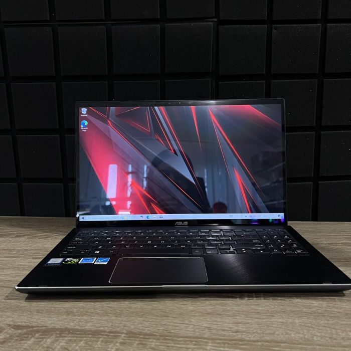 Сенсорний ноутбук ASUS Notebook Q536F i7-8565U/16GB/256SSD+2TbHDD/GTX1050MaxQ-2GB Б/В