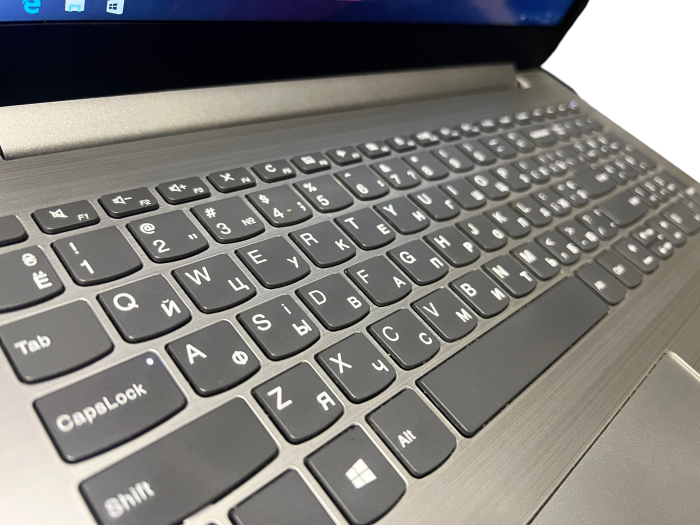 Ноутбук Lenovo IdeaPad i3-6006U/8GB/128SSD/MX920М-2GB Б/В
